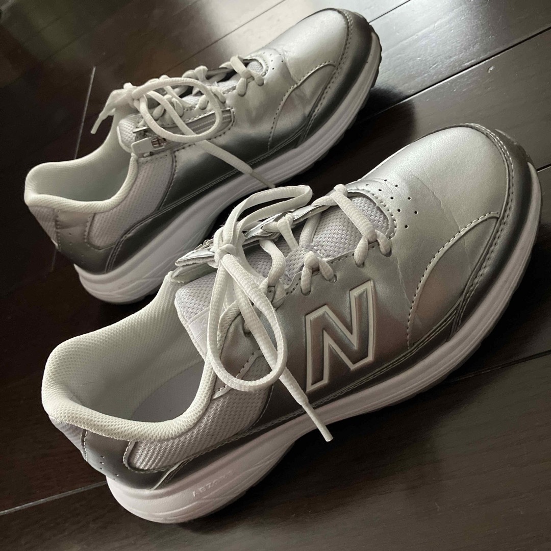 New Balance(ニューバランス)のニューバランスシルバースニーカー24.5センチ レディースの靴/シューズ(スニーカー)の商品写真