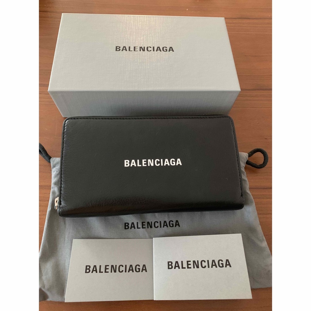 Balenciaga(バレンシアガ)のバレンシアガ　長財布　ラウンドジップ　エブリデイ　黒　ブラック　ロゴ財布 レディースのファッション小物(財布)の商品写真