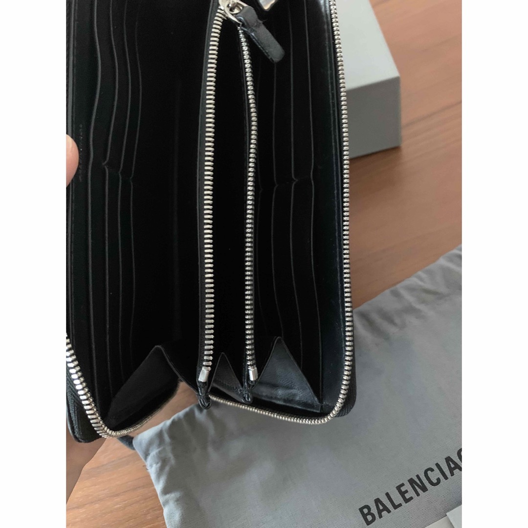 Balenciaga(バレンシアガ)のバレンシアガ　長財布　ラウンドジップ　エブリデイ　黒　ブラック　ロゴ財布 レディースのファッション小物(財布)の商品写真