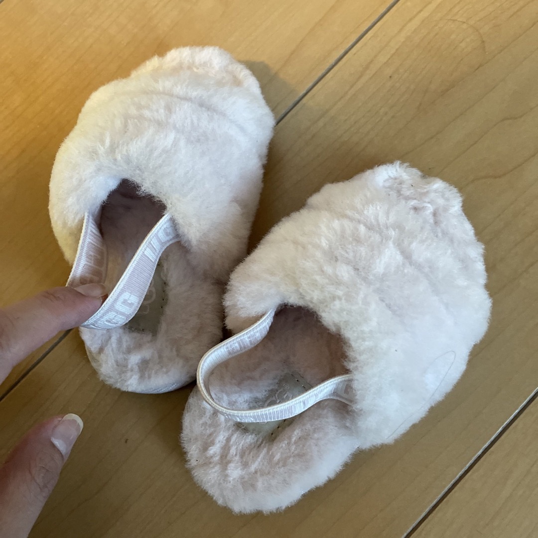 UGG(アグ)のUGG ムートンサンダル キッズ/ベビー/マタニティのベビー靴/シューズ(~14cm)(サンダル)の商品写真