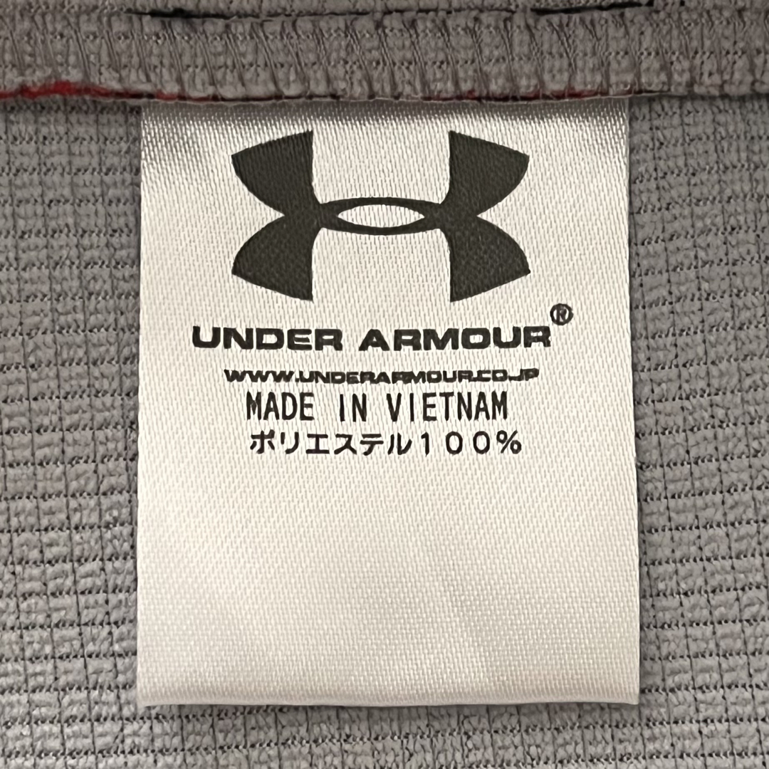 UNDER ARMOUR(アンダーアーマー)の【美品】アンダーアーマー　Ｖネックプルオーバー　バイカラー　刺繍ロゴ　ジャージ メンズのトップス(ジャージ)の商品写真