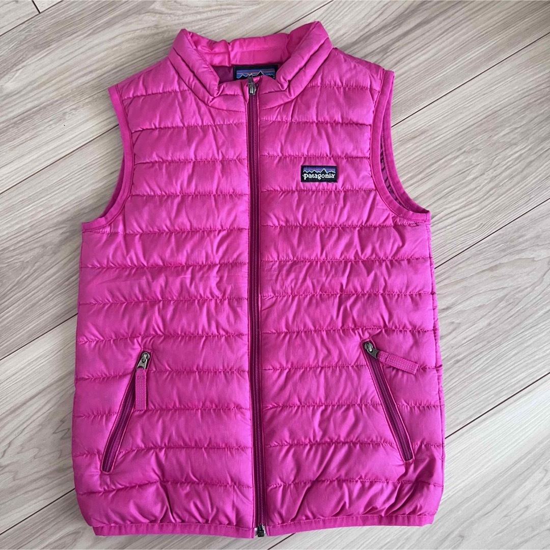 patagonia(パタゴニア)のパタゴニア　ダウンベストピンク　5T(110〜120) キッズ/ベビー/マタニティのキッズ服女の子用(90cm~)(ジャケット/上着)の商品写真