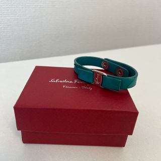 サルヴァトーレフェラガモ(Salvatore Ferragamo)のフェラガモ　ヴァラ　リボン　レザーブレスレット　グリーン(ブレスレット/バングル)