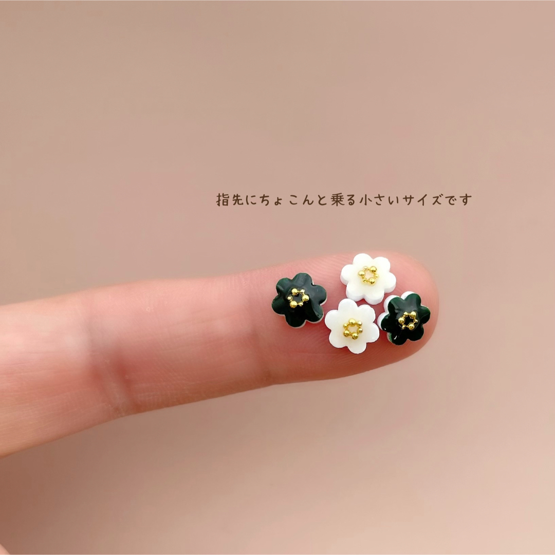 小さいお花のピアス　グリーン　ホワイト　小ぶり　サージカルステンレス　対応 ハンドメイドのアクセサリー(ピアス)の商品写真