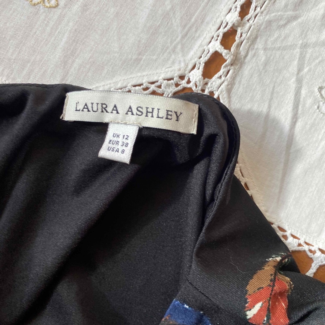 LAURA ASHLEY(ローラアシュレイ)のLAURA ASHLEY リーフ　柄　ワンピース レディースのワンピース(ひざ丈ワンピース)の商品写真