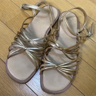 ザラ(ZARA)の【ZARA】ゴールド サンダル 37 23.5(サンダル)