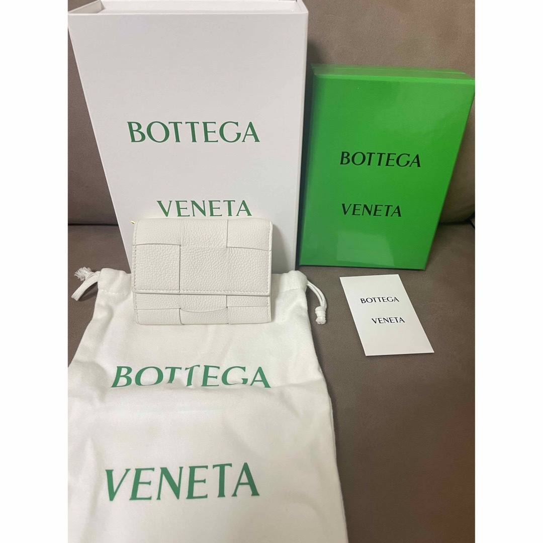 新品BOTTEGA VENETA 財布　カセット 三つ折りファスナーウォレット