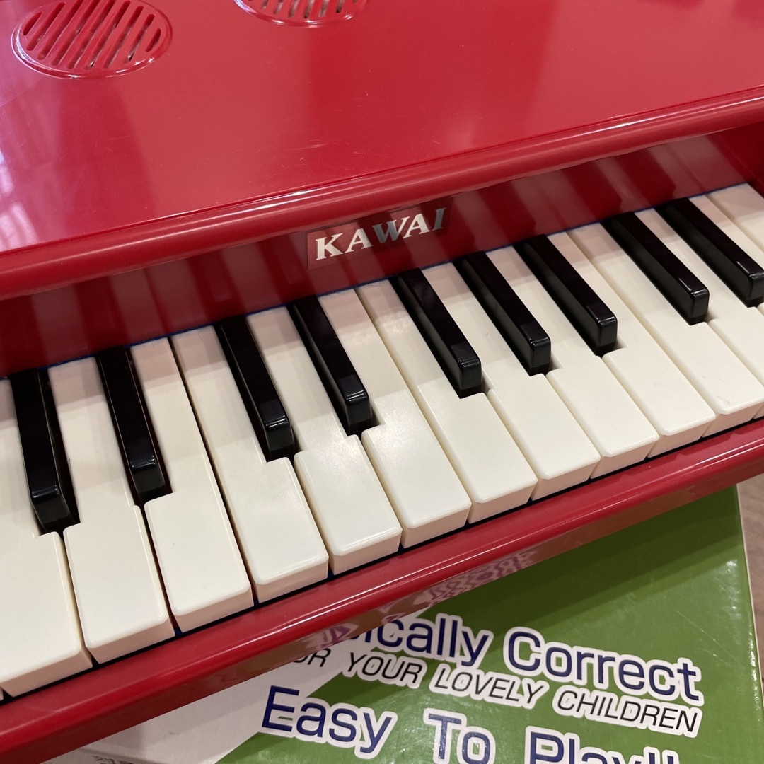 【送料無料匿名配送✨】カワイ　ミニピアノ　赤色 キッズ/ベビー/マタニティのおもちゃ(楽器のおもちゃ)の商品写真