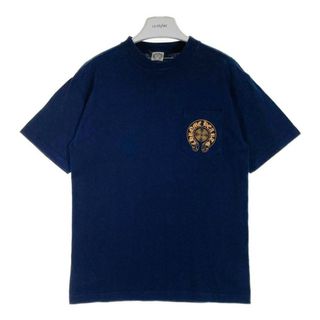 クロムハーツ(Chrome Hearts)の★クロムハーツ セメタリーバックプリント ホースシュークロス スクロールラベル ポケット Tシャツ ネイビー sizeM(Tシャツ/カットソー(半袖/袖なし))