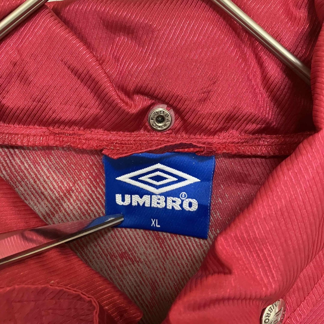 UMBRO(アンブロ)のZ899アンブロナイロンジャケットワンポイントロゴ大文字ロゴ90s袖プリント メンズのジャケット/アウター(ナイロンジャケット)の商品写真