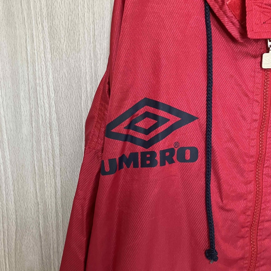 UMBRO(アンブロ)のZ899アンブロナイロンジャケットワンポイントロゴ大文字ロゴ90s袖プリント メンズのジャケット/アウター(ナイロンジャケット)の商品写真