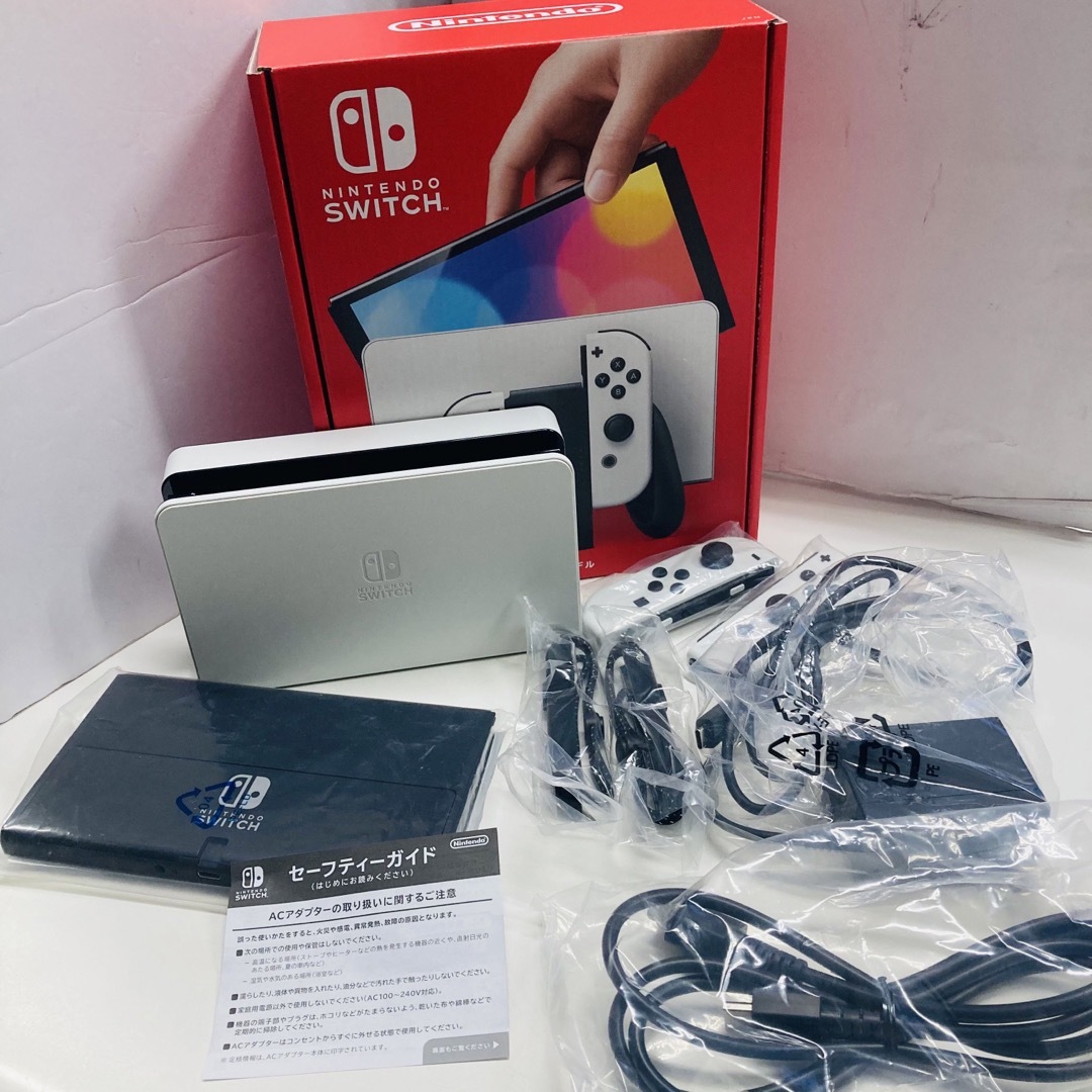 任天堂(ニンテンドウ)の中古品 Nintendo Switch 有機ELモデル  ホワイト エンタメ/ホビーのゲームソフト/ゲーム機本体(家庭用ゲーム機本体)の商品写真