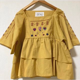 イーハイフンワールドギャラリー(E hyphen world gallery)のスクエアネックの可愛い刺繍入りフリルシャツ　半袖(シャツ/ブラウス(半袖/袖なし))