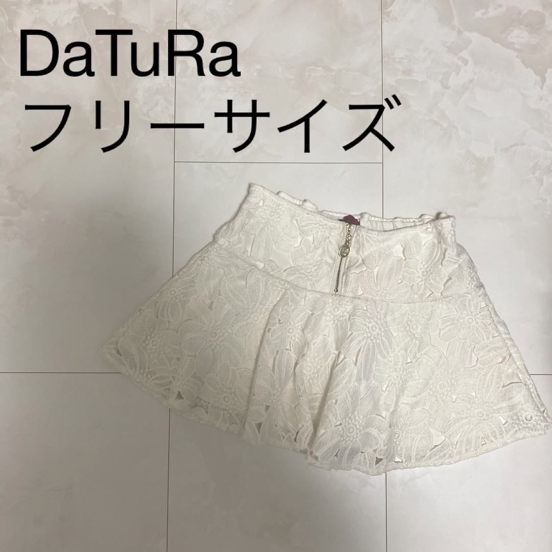 DaTuRa(ダチュラ)のDaTuRa ビジュー付き フラワー柄 ホワイトキュロットミニスカート かわいい レディースのパンツ(キュロット)の商品写真