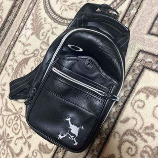 オークリー(Oakley)の【美品型崩れなし】オークリー　合皮ショルダーバッグ(ショルダーバッグ)