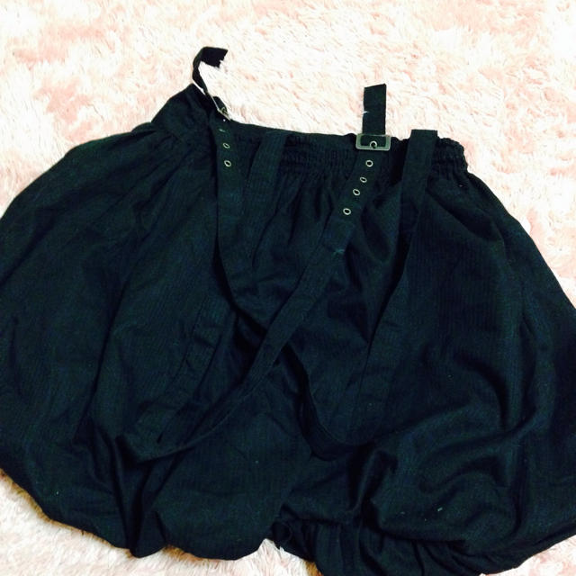 サロペ付きブラックバルーンスカート レディースのスカート(ミニスカート)の商品写真