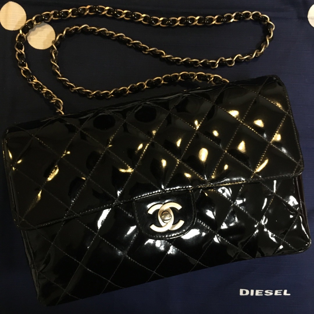 CHANEL マトラッセ シングルフラップ ショルダー パテントレザー ブラック