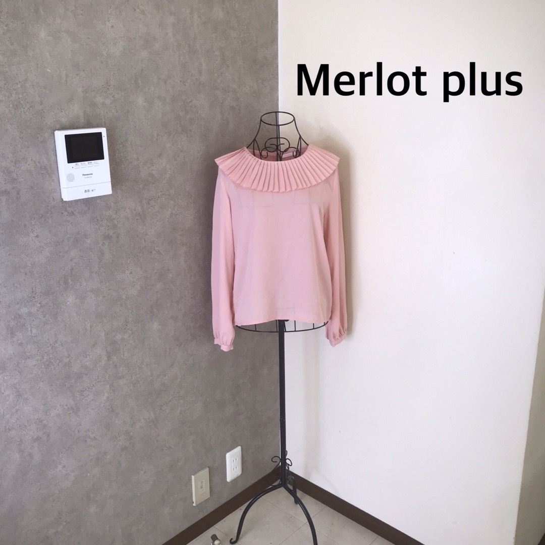 merlot plus(メルロープリュス)のメルロープリュス♡1度着用　ブラウス　プリーツ　襟 レディースのトップス(シャツ/ブラウス(長袖/七分))の商品写真