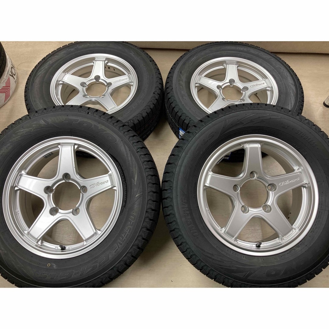 ホイールに新品スタッドレスタイヤ！TOYO215/70R16！ジムニーに！