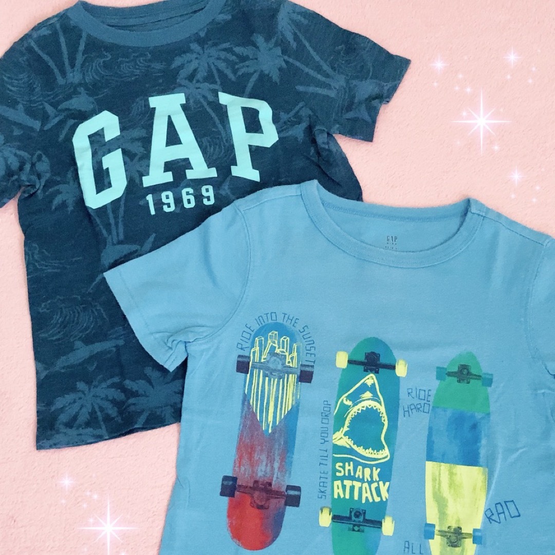 GAP Kids(ギャップキッズ)の☆GAP KIDS☆ヤシの木＆スケートボード柄半袖Tシャツ☆110サイズ☆ キッズ/ベビー/マタニティのキッズ服男の子用(90cm~)(Tシャツ/カットソー)の商品写真