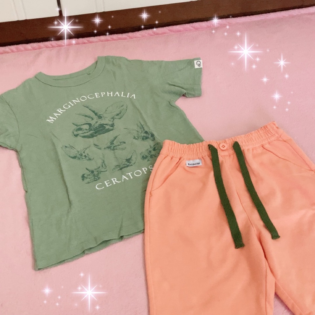 UNIQLO(ユニクロ)の☆ユニクロ☆恐竜柄半袖Tシャツ＆オレンジハーフパンツ☆120サイズ☆ キッズ/ベビー/マタニティのキッズ服男の子用(90cm~)(Tシャツ/カットソー)の商品写真