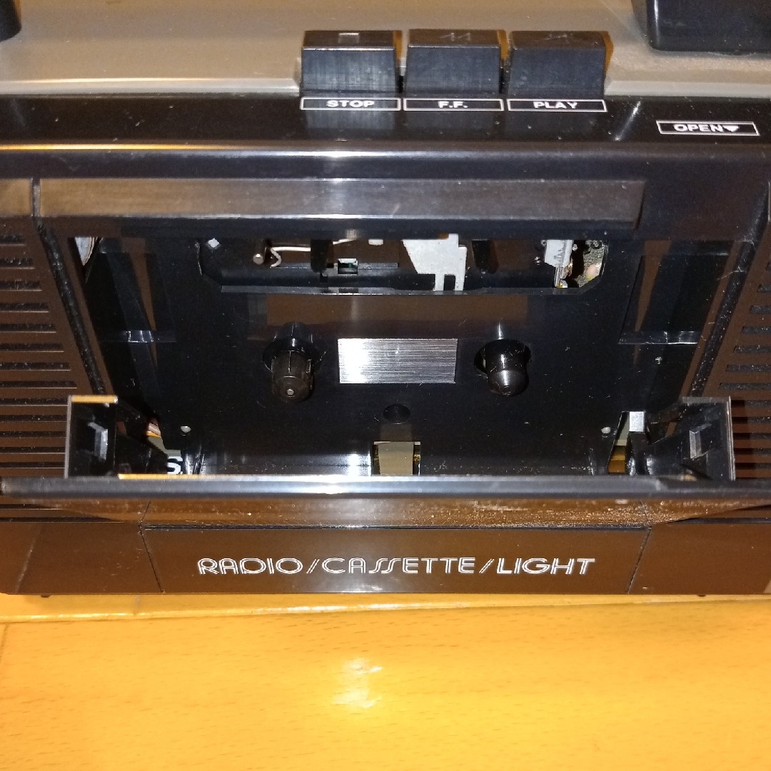 東芝(トウシバ)の東芝　ラジオ　カセットプレイヤー　ライト　昭和 スマホ/家電/カメラのオーディオ機器(ポータブルプレーヤー)の商品写真