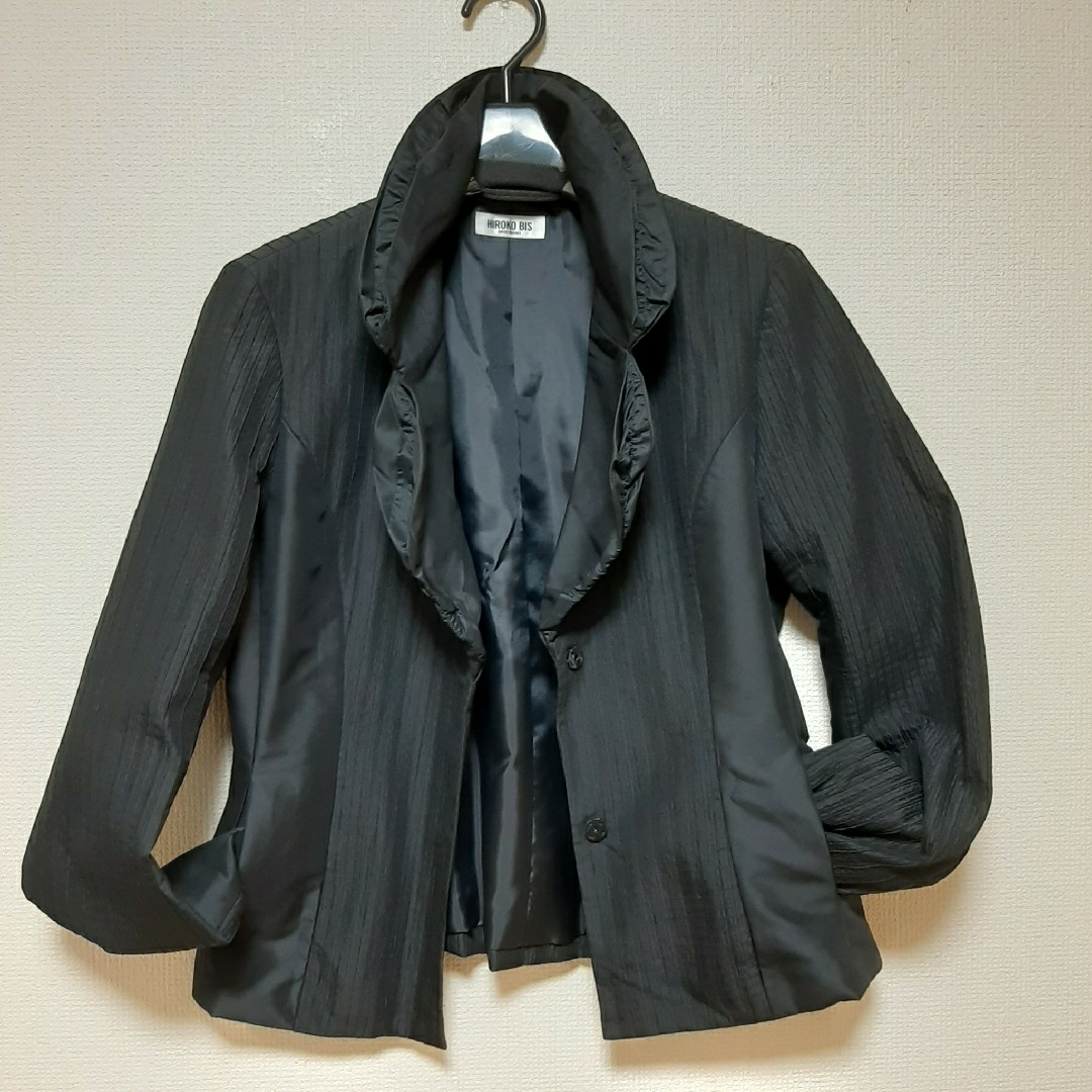 HIROKO KOSHINO(ヒロココシノ)の#コシノヒロコ　未着ジャケットBLACK色-シルク調(中-薄手ポリ入)9号 レディースのジャケット/アウター(テーラードジャケット)の商品写真