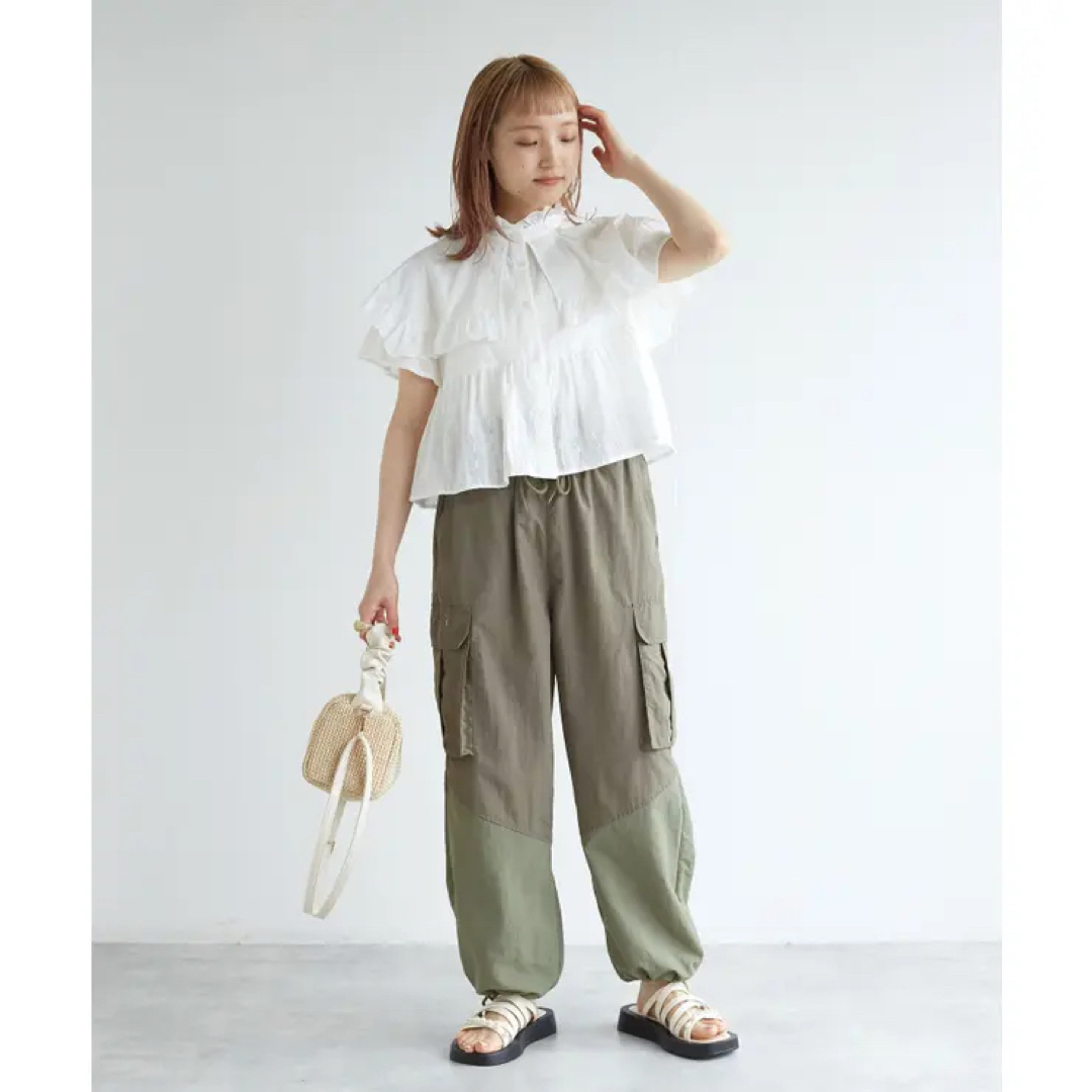 w closet(ダブルクローゼット)の【新品】w closet スタンドカラーコットンフリルブラウス レディースのトップス(シャツ/ブラウス(半袖/袖なし))の商品写真