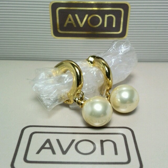 AVON(エイボン)のAVON 刻印揺れるパールイヤリング レディースのアクセサリー(イヤリング)の商品写真