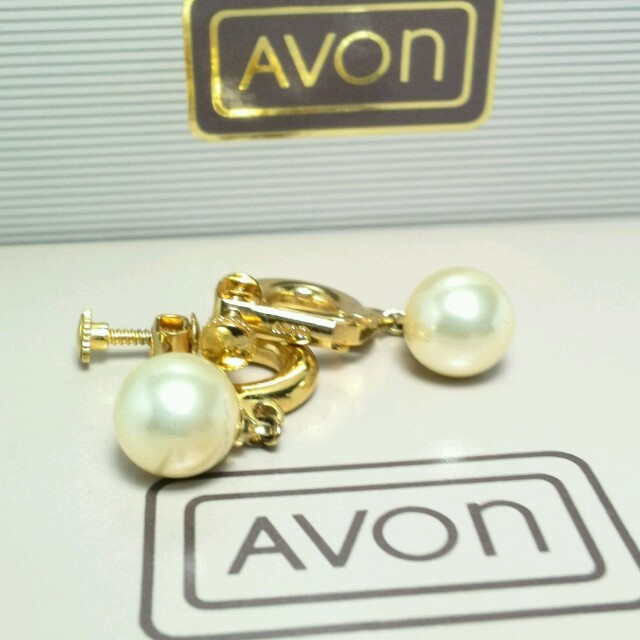 AVON(エイボン)のAVON 刻印揺れるパールイヤリング レディースのアクセサリー(イヤリング)の商品写真