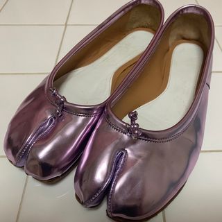 マルタンマルジェラ(Maison Martin Margiela)のMaison Margielaマルジェラ足袋バレエフラットメタリックピンク(バレエシューズ)