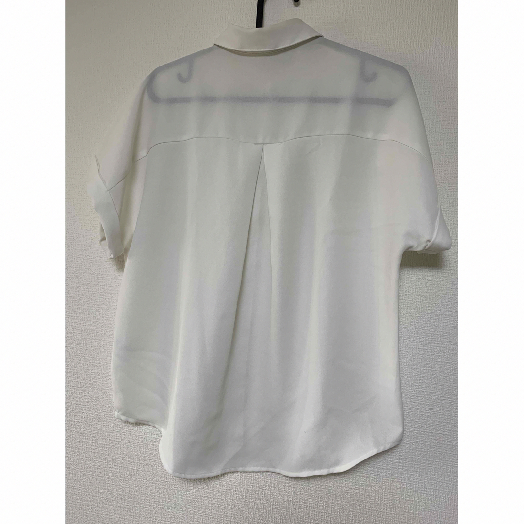GU(ジーユー)のGU ジーユー シアーシャツ オフィス カジュアル Sサイズ ホワイト レディースのトップス(シャツ/ブラウス(半袖/袖なし))の商品写真