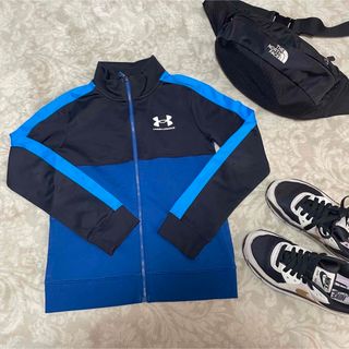 アンダーアーマー(UNDER ARMOUR)のアンダーアーマー　キッズ　130 ジャージ　上　スポーツウェア　ブルー　ブラック(ジャケット/上着)