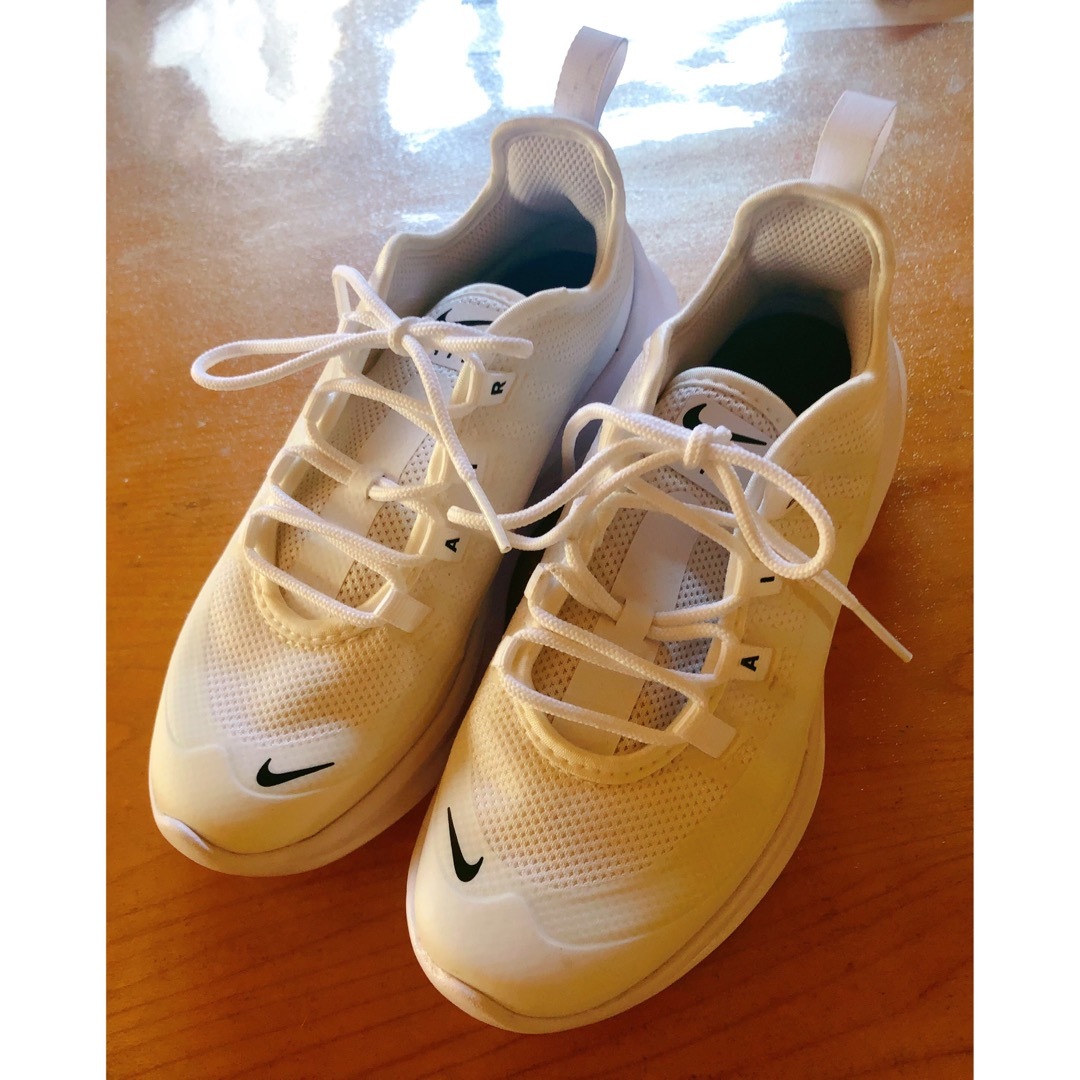 NIKE(ナイキ)のNIKE エア　マックス　アクシス キッズ/ベビー/マタニティのキッズ靴/シューズ(15cm~)(スニーカー)の商品写真