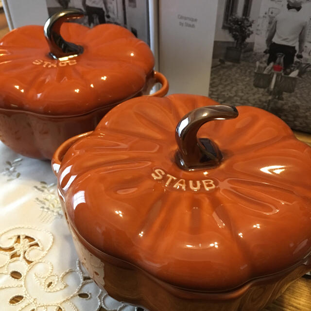 STAUB(ストウブ)の【新品 未使用】ストウブ セラミック パンプキン ブラウン ２個セット インテリア/住まい/日用品のキッチン/食器(調理道具/製菓道具)の商品写真