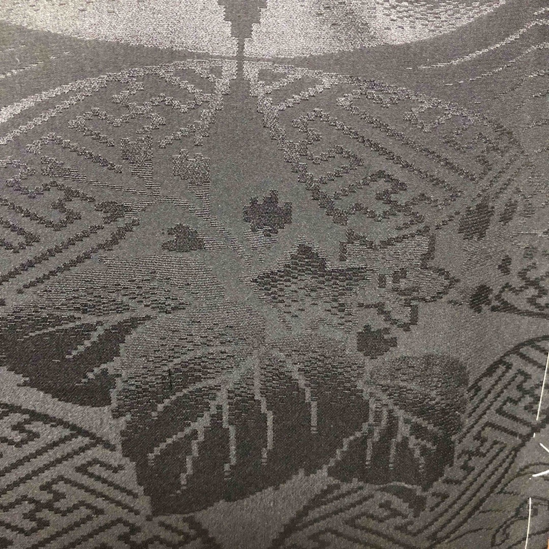 黒羽織 羽織紐付き 喪服着物用 五三桐 紋付 格上 箔付きで豪華 黒羽織 羽織紐付き 喪服着物用 五三桐 紋付 格上 箔付きで豪華
