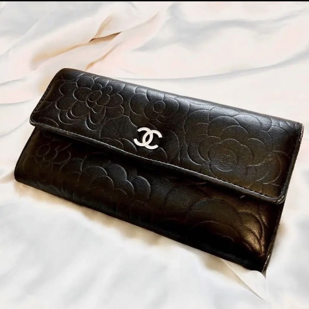 CHANEL - シャネル カメリアエンボス フラップ長財布 ブラック