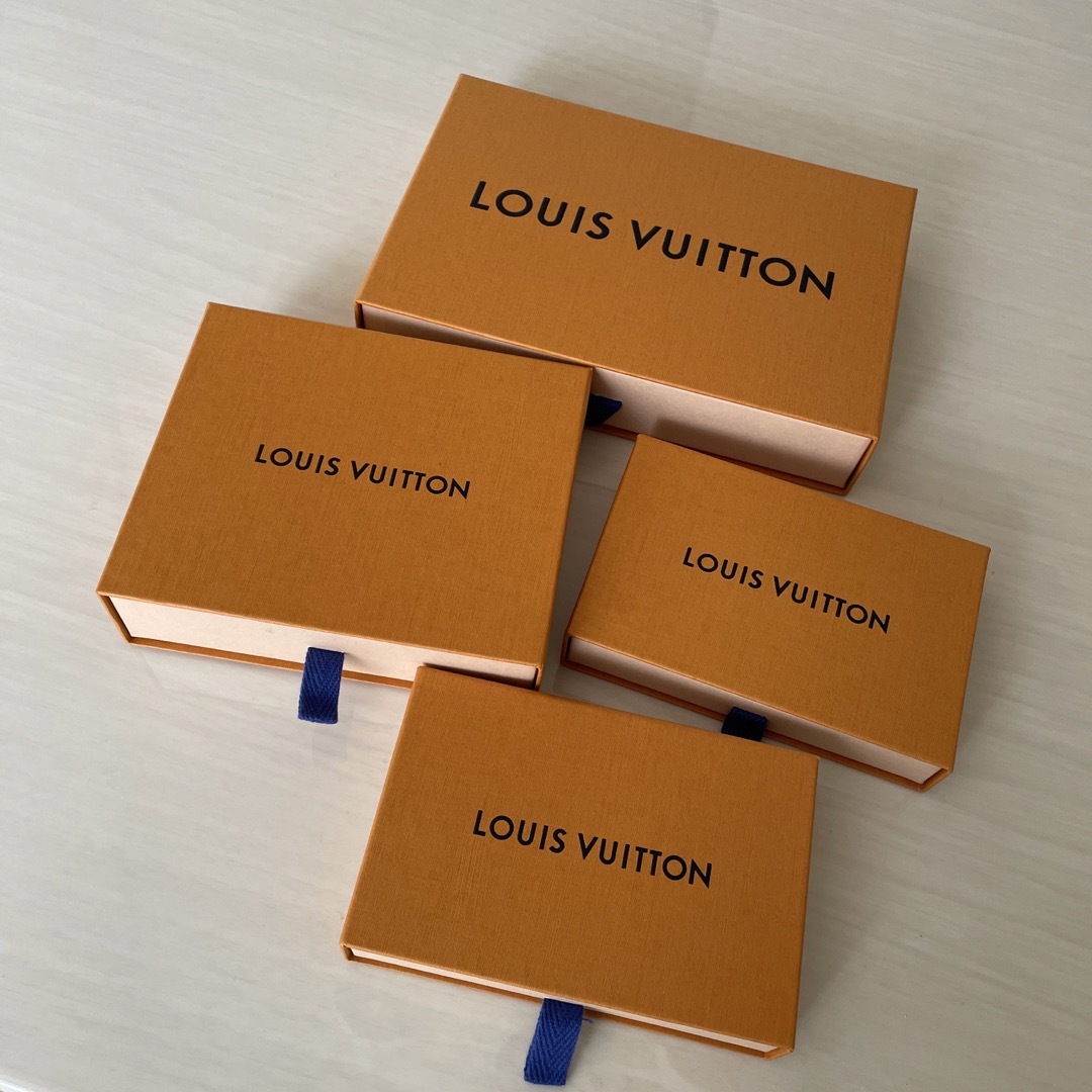 LOUIS VUITTON(ルイヴィトン)のルイヴィトン　空箱　4ヶセット インテリア/住まい/日用品のオフィス用品(ラッピング/包装)の商品写真