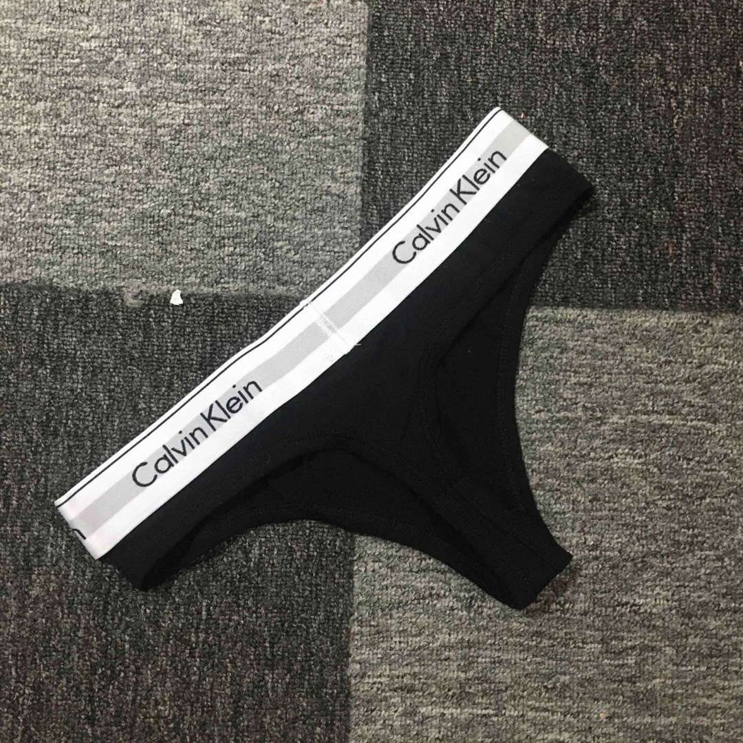 ck Calvin Klein(シーケーカルバンクライン)のカルバンクライン　レディース　上下セット　ブラ&ショーツTバッグ　黒　下着　 S レディースの下着/アンダーウェア(ブラ&ショーツセット)の商品写真