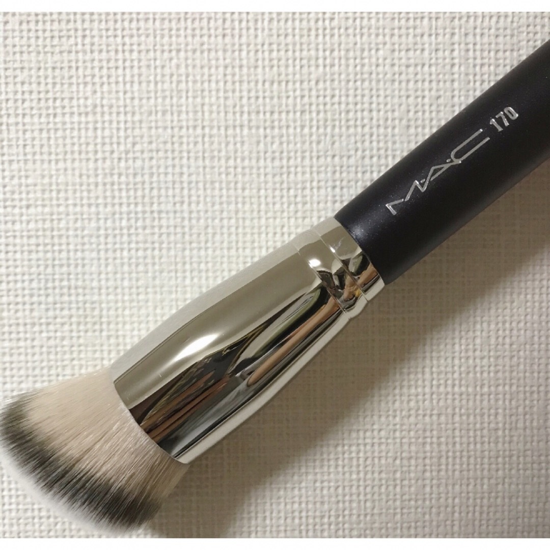 MAC(マック)のMAC#170 シンセティック ラウンド スラント ブラシ コスメ/美容のメイク道具/ケアグッズ(チーク/フェイスブラシ)の商品写真