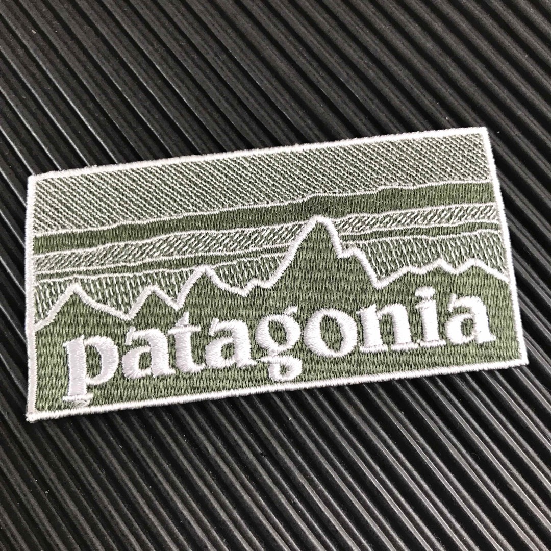 patagonia(パタゴニア)のPATAGONIA フィッツロイ カーキ モノクロ柄 アイロンワッペン -1A ハンドメイドのキッズ/ベビー(ファッション雑貨)の商品写真