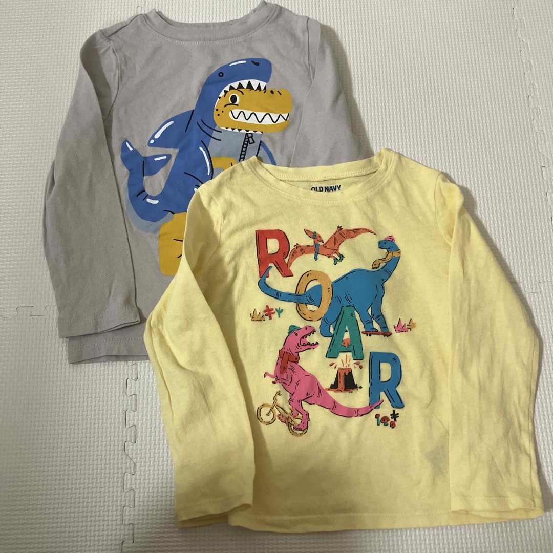 Old Navy(オールドネイビー)のOLD NAVY 3T  恐竜ロンT 2枚セット キッズ/ベビー/マタニティのキッズ服男の子用(90cm~)(Tシャツ/カットソー)の商品写真