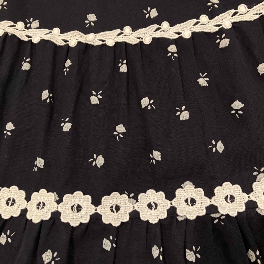 JaneMarple(ジェーンマープル)のジェーンマープル　紺色　小花柄　可愛いレース使い　フレアーロングスカート レディースのスカート(ロングスカート)の商品写真