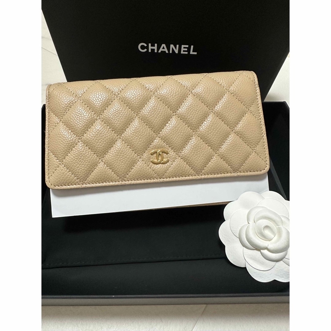 CHANEL(シャネル)の【最終値下げ】シャネル　クラシック　チェーンウォレット　ベージュ レディースのファッション小物(財布)の商品写真