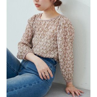 ナチュラルクチュール(natural couture)の繊細さとヘルシーなシルエットで魅せる　袖タック花柄プリーツブラウス(シャツ/ブラウス(長袖/七分))