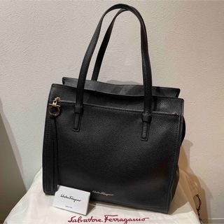 サルヴァトーレフェラガモ(Salvatore Ferragamo)の美品♦︎サルヴァトーレフェラガモ♦︎エイミー ブラック レザートートバッグ (トートバッグ)