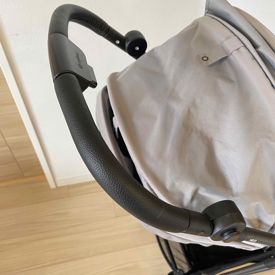 cybex(サイベックス)のメリオカーボン　2021年　ソーホーグレー　カップホルダー付き キッズ/ベビー/マタニティの外出/移動用品(ベビーカー/バギー)の商品写真