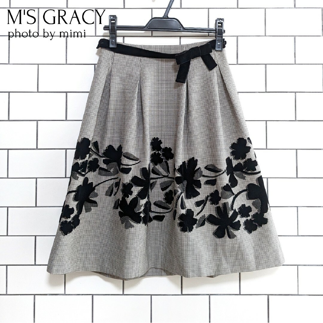M'S GRACY(エムズグレイシー)のM'S GRACY*WEB掲載*フロッキーフラワースカート レディースのスカート(ひざ丈スカート)の商品写真