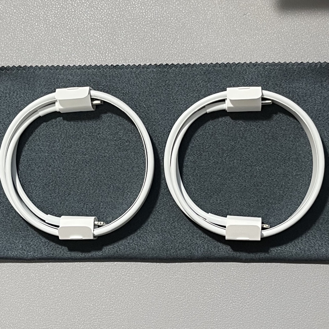 Apple(アップル)のライトニングケーブル 2本 type-C Airpods付属品 Apple純正品 スマホ/家電/カメラのスマートフォン/携帯電話(その他)の商品写真