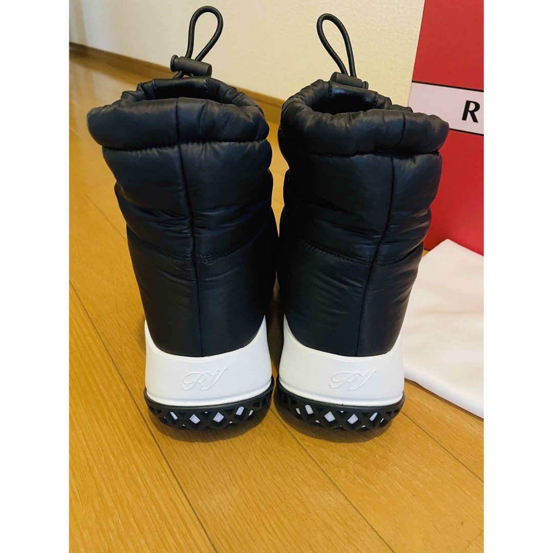 ROGER VIVIER(ロジェヴィヴィエ)のRoger Vivier VIV RUN SNOW BOOTIE 37 レディースの靴/シューズ(ブーツ)の商品写真